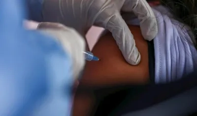 Una persona recibe una dosis de la vacuna contra el Covid-19 en Quito.