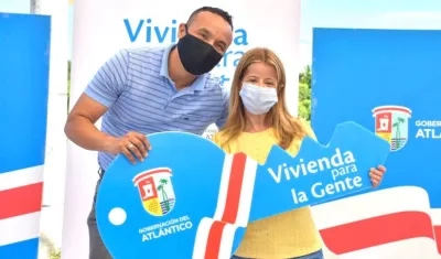 La Gobernadora Elsa Noguera durante la entrega de las viviendas.