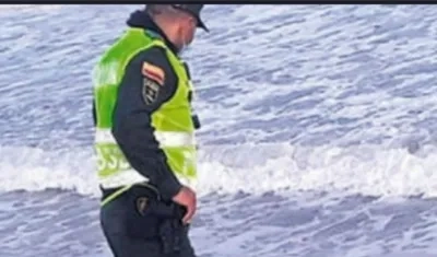 La Policía hizo presencia en la zona de playa donde fue encontrado el cuerpo. 