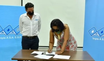 Amalfi Gaviria Ramos, Secretaría General de Soledad, y Jairo De Castro, Gerente General de Triple A, firmando el otrosí.