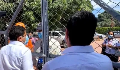 El Gobernador del Magdalena, Carlos Caicedo (derecha).