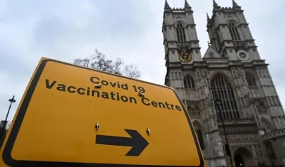 Aviso de un centro de vacunación contra el Covid-19 en Reino Unido. 