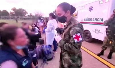 Personal de la Cruz Roja y Ejército Nacional atendiendo a los rescatados.