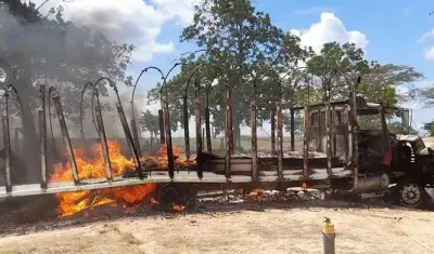 El camión incendiado.