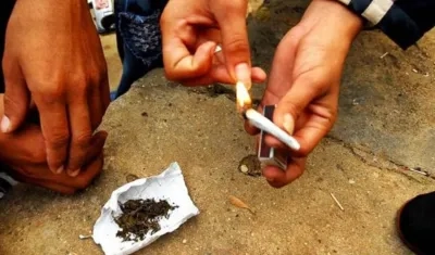 Consumo de droga en una calle. 