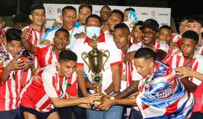 Francisco Sánchez, presidente de la Liga de Fútbol del Atlántico entrega el trofeo a Junior. 