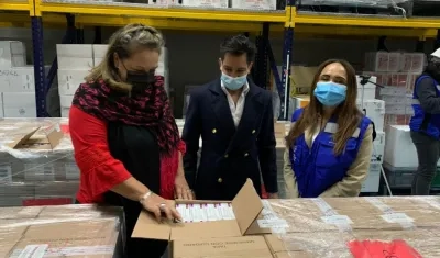 Marianick Tremblay, embajadora de Canadá, y Germán Escobar, jefe de gabinete de la cartera de Salud.