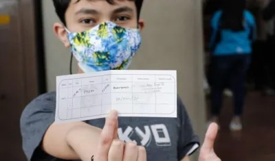 Niño con su carnet de vacunación. 