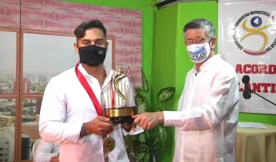 Donovan Solano recibiendo la distinción en la versión anterior.