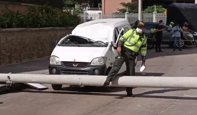 Así quedó el vehículo tras caerle el poste. 
