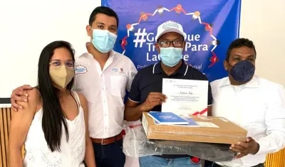 Entrega de los implementos a los directivos comunales.