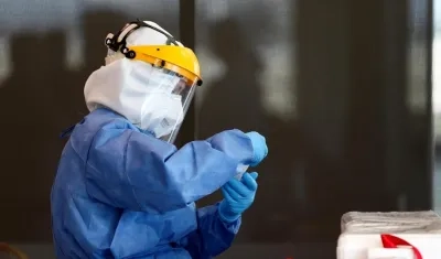 Personal médico realizando pruebas de Covid-19. 