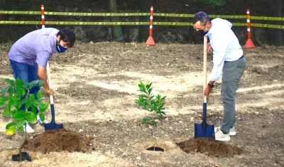 El Alcalde Jaime Pumarejo sembrando el proyecto.