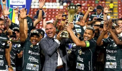 Técnico y jugadores del Deportivo Cali celebrando el campeonato.