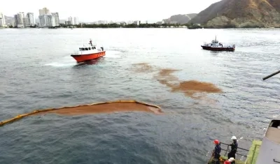 Las embarcaciones y personal técnico durante el ejercicio.
