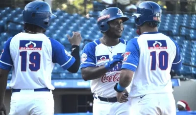 Dilson y Harold Ramírez celebran tras el grand slam.