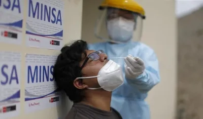 Una persona se realiza una prueba Covid-19 en Perú. 