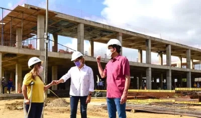 La Gobernadora Elsa Noguera visitando las obras.