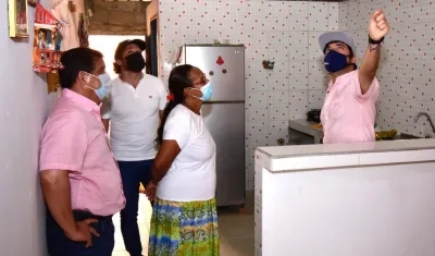 El Alcalde Jaime Pumarejo verificando las mejoras en una de las viviendas.