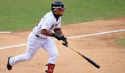 Andretty Cordero en función de bateo.