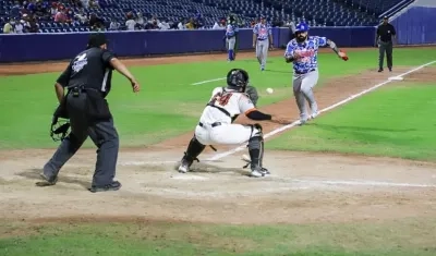 Juan Camilo Zabala pone out en home a Sandy León.