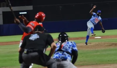 Eduar López poncha a uno de los bateadores de Tigres.