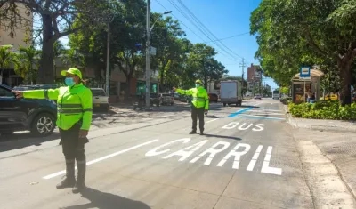 Carril exclusivo de bus en la calle 76. 