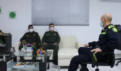 Los dos policías con el coronel Carlos Currea, comandante de la Policía de Atlántico. 