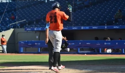 Roger Caraballo entrando al plato tras conectar el jonrón.
