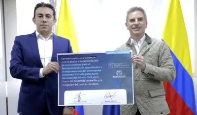 El Registrador Alexander Vega Rocha y el Ministro de Ambiente Carlos Correa.