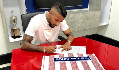 Yesus Cabrera firmando su vinculación.