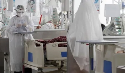 Personal médico trabaja en una unidad de cuidados intensivos