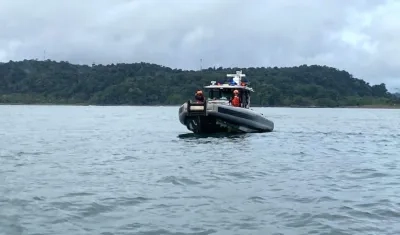 Un guardacostas patrullando en la búsqueda.