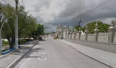 Calle 47 frente al Cementerio Universal. 