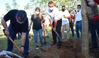 El Alcalde José Fernando Vargas y la Gobernadora Elsa Noguera, sembrando futuro.
