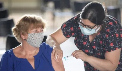 Una mujer recibe la vacuna contra el Covid-19 hoy, en Brasilia (Brasil). 