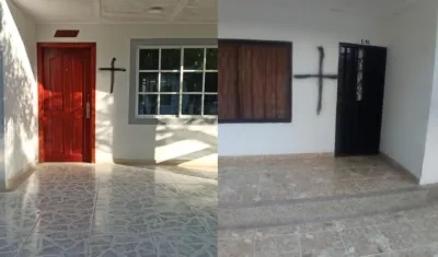 Dos de las casas que amanecieron con una cruz negra en sus fachadas.