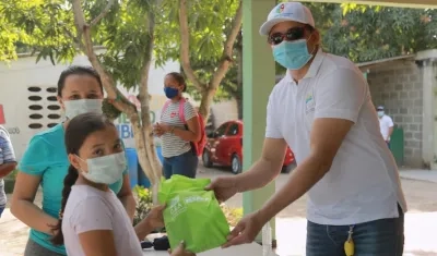 Entrega de los kits en Caracolí.