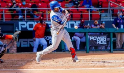 Carlos Martínez dispara un doble para Caimanes. 