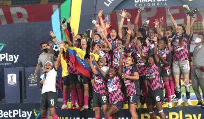 Jugadoras de Independiente Santa Fe celebrando el título 2020.