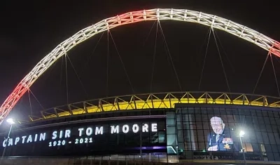 Estadio de Wmbley encendió sus luces en honor al capitán Tom Moore. 
