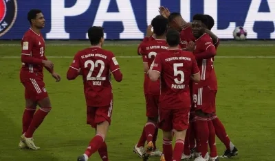 Jugadores del Bayern festejan un gol. 