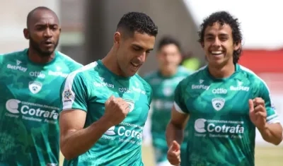 Pablo Sabbag, festejando el gol de tiro penal.