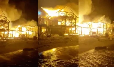 Las llamas consumiendo las cabañas.