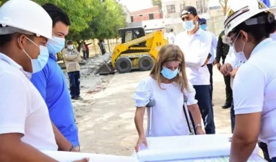 Elsa Noguera visitando parques en construcción.