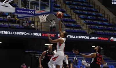 Adris De León, jugador dominicano, encesta para Titanes. 