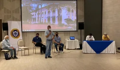 Reunión entre directivos de Uniatlántico y estudiantes de Bellas Artes.