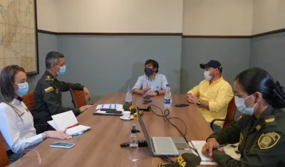 Alcalde Jaime Pumarejo, el brigadier general Diego Rosero y varios funcionarios.