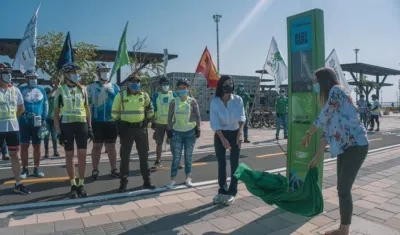Instalación del primer contador de bicicletas en Barranquilla.