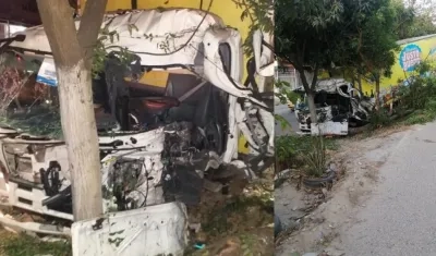 Aspecto del camión que colisionó en primera instancia contra unos árboles en la Circunvalar. 